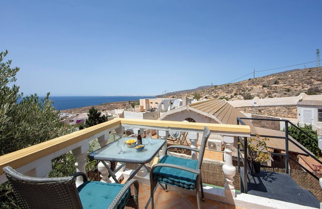 Maison de vacances 'Vista al Mar Ainara' avec vue sur mer, piscine partagée et Wi-Fi.