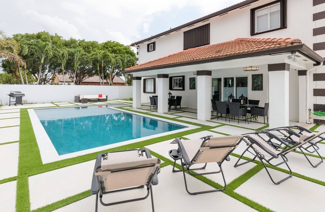Vacation home with large Pool 4 bedrooms