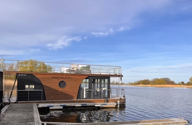Vacation in a floating vacation home in the middle of nature,