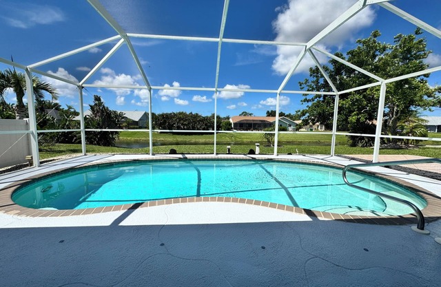 Vacation in Paradise on the Canal w/Heated Pool and minutes to the Beach!!