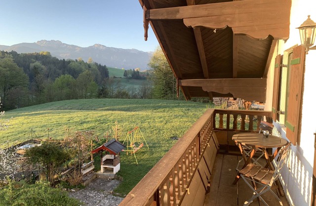 Vacances à la campagne avec vue sur la montagne près du lac Chiemsee