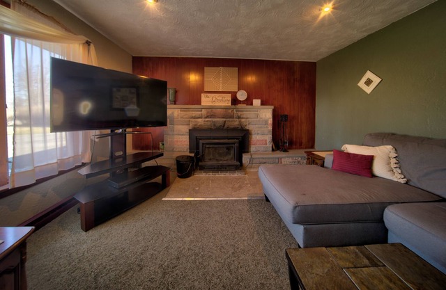 Vacation Oasis : Pet Friendly : Enclosed Porch w/ Fire Pit