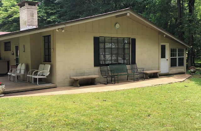 Vacation on the Tennessee River in Northwest Alabama. Quaint cottage/level lot.