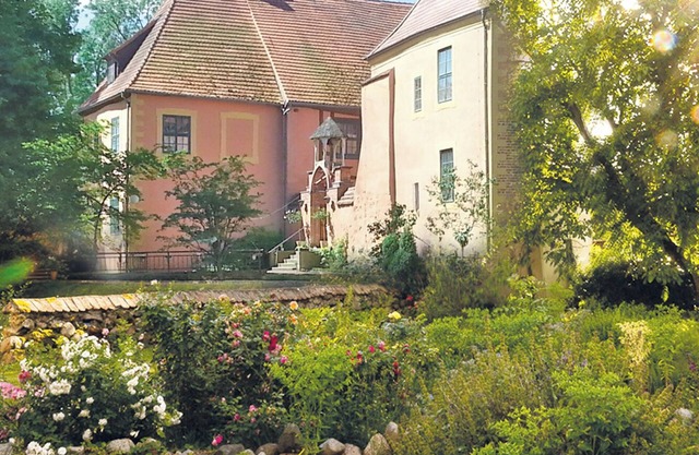 château à douves historique sur un grand domaine