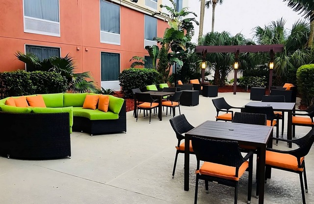 Vacation Starts Here! 2 Amazing Rooms, On-site Pool, Shuttle Service, Parking
