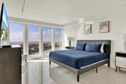 Vacation state of mind! Elegant Bayview, beachfront resort, shared pools & jacuzzi