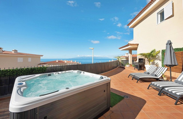 Villa de vacances "Vue Candesol" avec vue sur la mer, jardin, piscine partagée et Wi-Fi.