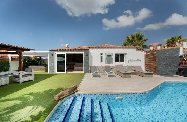 Villa de vacances 'Casa Zara' avec vue sur la mer, Wi-Fi et climatisation