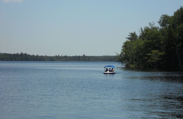 Vacances, excursions de pêche guidées ou pêche non guidée. Grande pêche à l'achigan.