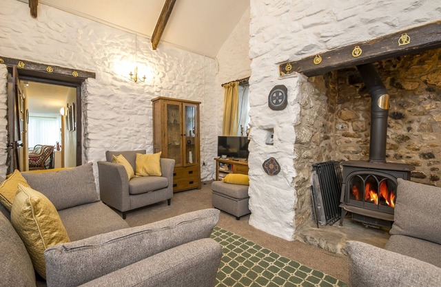 Vagwr Eilw Cottage, Holiday Cottage Llanhowell, near Abereiddy, Sleeps 6, 3 bedrooms, bathrooms