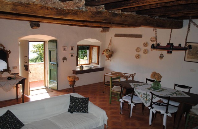 Vaiano: Ancienne ferme à la campagne,dans un petit borgo ,près de Florence.