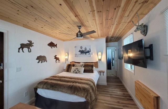 Vail - 2 Guests - Private Studio w/ Queen Bed - Pet Friendly!