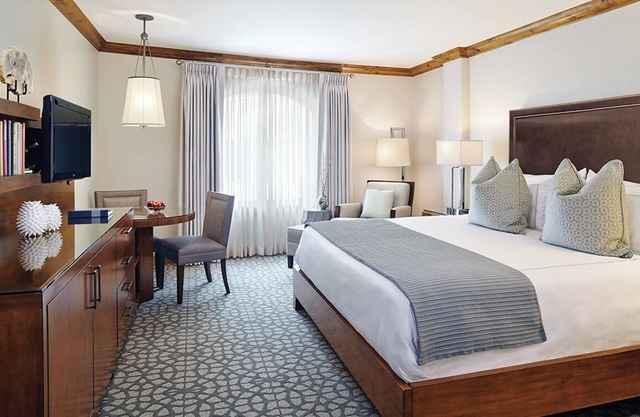 Vail Village Sebastian King Room - resort pool, spa, hot tubs, dining all onsite