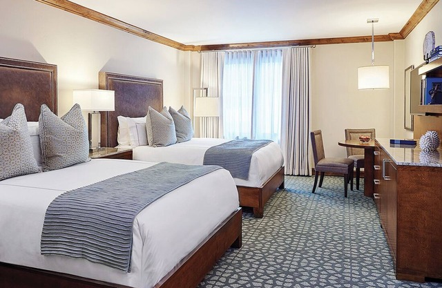 Vail Village Sebastian Resort 2 Queen Room - pool, spa, hot tubs, dining onsite!