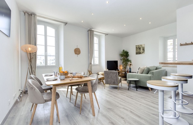 Vairo. Duplex lumineux, vue port, clim