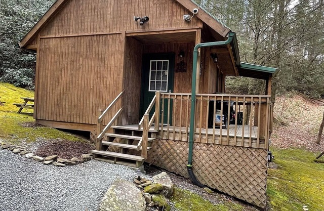 Valle Crucis Farm Cabin Rental propose la randonnée, la pêche, la luge sur la propriété.