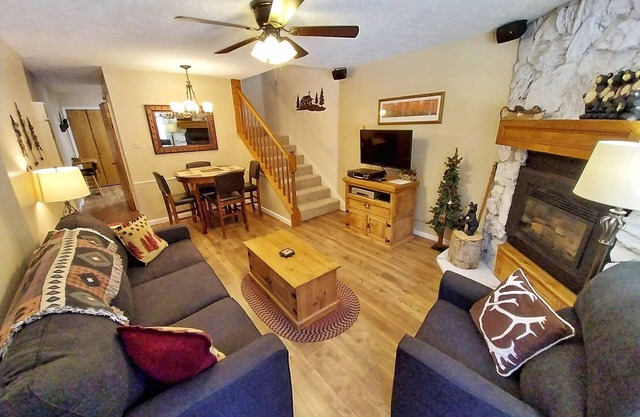 Valley Condo 111 - Creekside - Wi-Fi - Hot Tub - Pet Friendly - Fireplace - Wash