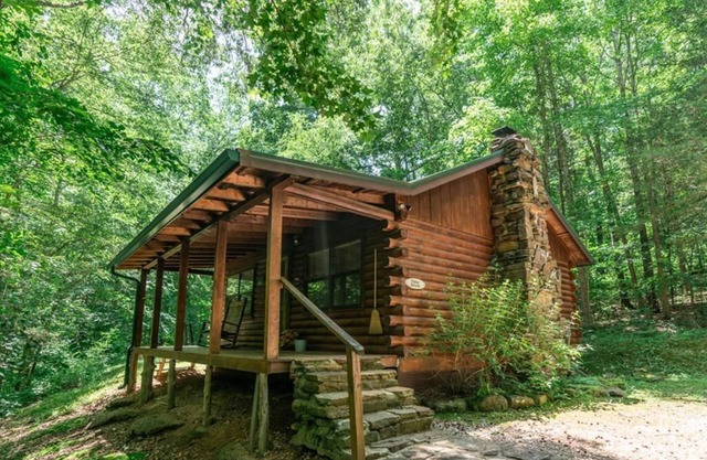 Valley Dream Cabin - A Romantic Couples Cabin w/ Jacuzzi