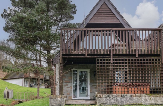 VALLEY LODGE 33, pet friendly, with hot tub in Gunnislake