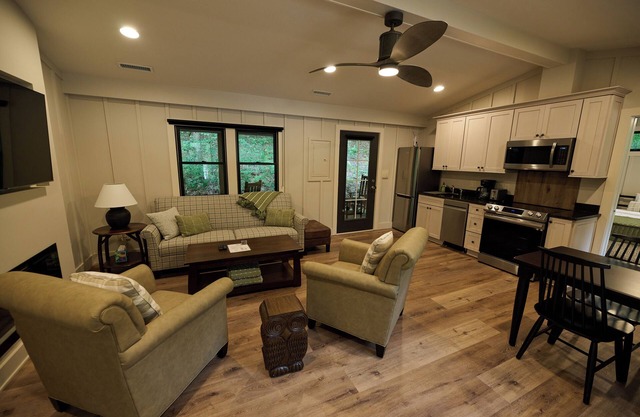 Valley Overlook, heart of Cuyahoga Valley National Park - Cabin for 4