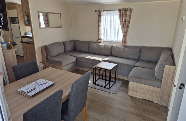 Valley Retreat - 4 bedrooms with decking sleeps 10