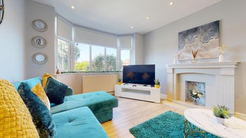 Valley Road- 3 Bedrooms Sleeps 5, Free Parking & WiFi - Close to City Centre, University & Hospital