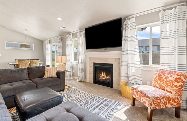 Hot Tub & Sauna, Sleeps 8, SW Caldwell, Vallivue