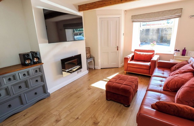 VALLEY VIEW COTTAGE, pet friendly in Holmbridge