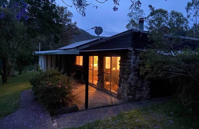 Valley Views Cottage 200 acre property with creek / mountain and 200Mbps wifi