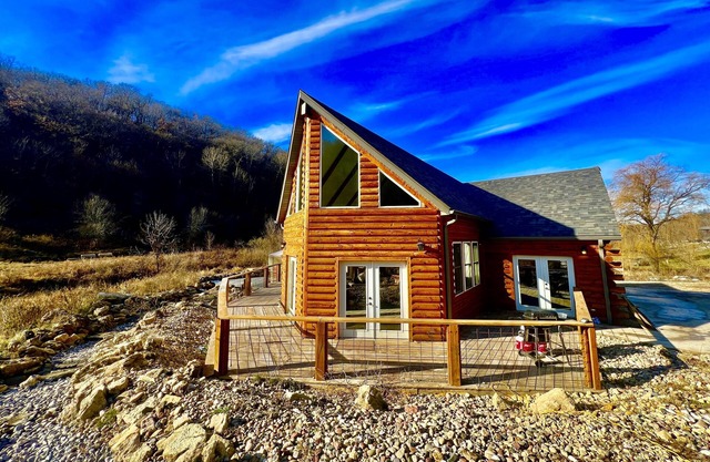 ValleyView Lodge… 4 bedroom Log Cabin w/ Hot Tub & Swimming Pond