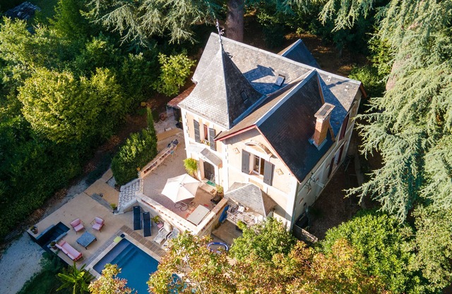 Villa d'époque1900 sur son grand parc boisé piscine privée dans village