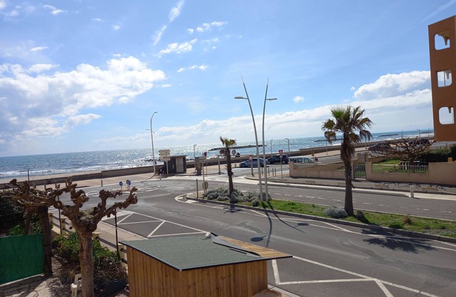 Valras-Plage, appartement T3, bord de mer avec terrasse et parking.