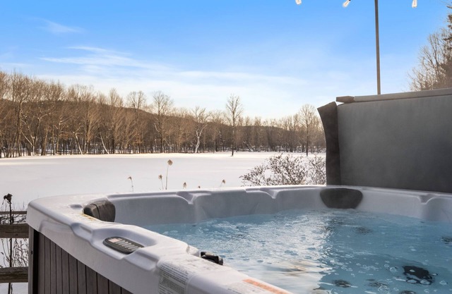 RiverNest - 25 Acres, 1700’ of Private River Frontage, Sleeps 16