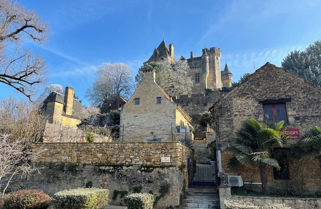 Voûte lovée au pied du Château de Montfort Frais en été et douillet en hivers!