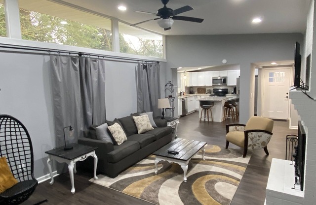 Vaulted Ceilings & Accent Windows--1 mile from CU