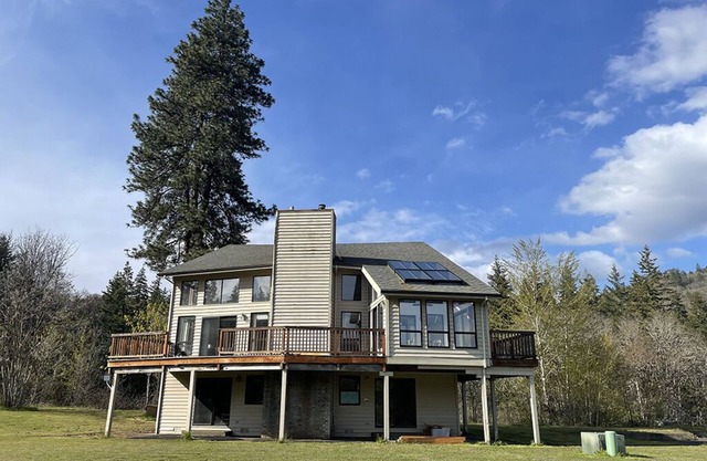 Vaulted Glass Home on 10 Very Private Acres in the Gorge