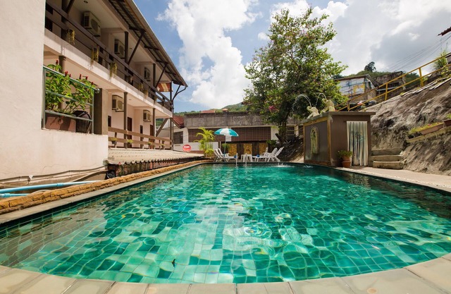 Chambre triple Veerakit, piscine commune