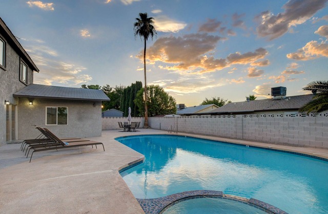 Vegas BACH PAD, family vacay, Raiders, Golden Knight ~Pool, Many beds~NEAR STRIP