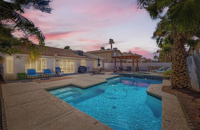 Vegas Oasis! Détendez-vous dans votre sophistiqué Private Home w / Pool & Spa! 6 personnes!
