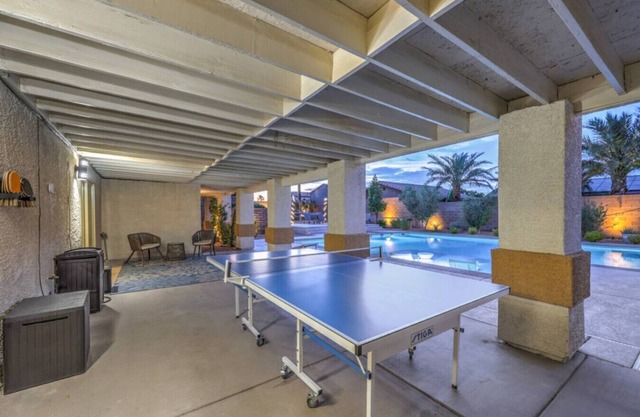 Vegas Saltwater Pool Villa, Jacuzzi, Hammocks, RV