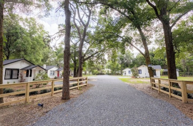 Velia Villas: Tranquil East Hill Estate for Groups Close to Beaches and Downtown