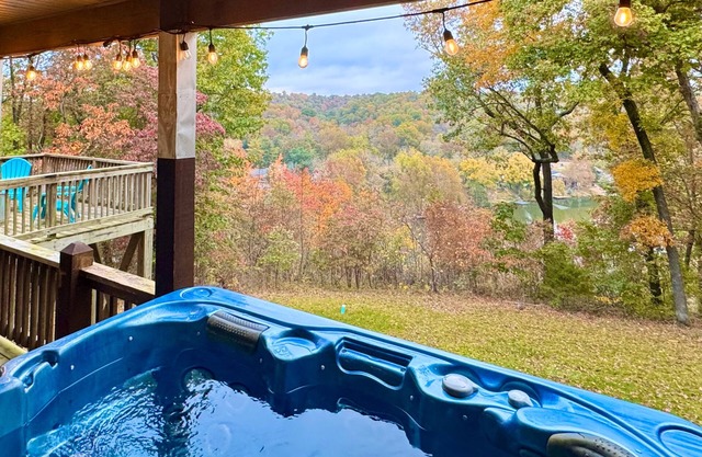 Velo Vista 5 BR Lake View Retreat, king beds, hot tub, game room, bike friendly