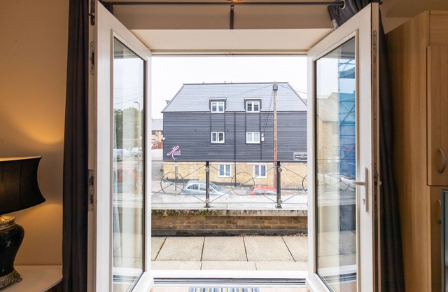 Velvet 1-bedroom Apartment With Balcony, Hoddesdon