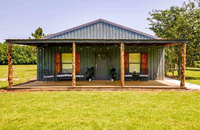 Velvet Peacock - 2BR/1BA country retreat