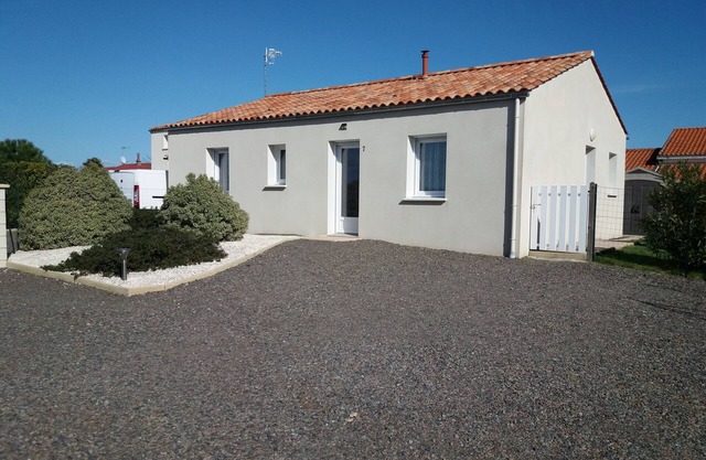 MAISON 2 chambres + 1 couchage salon proche commerce 7 km plages