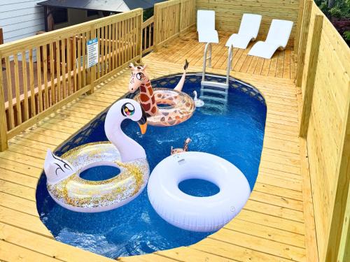 Venetian Beds, Outdoor Barrel Sauna, Hot tub, Cold Plunge