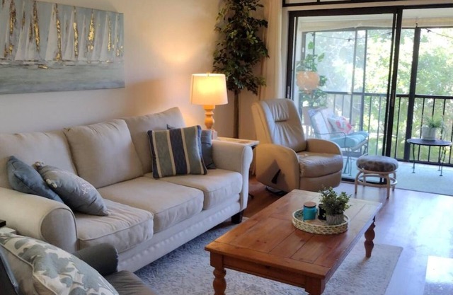 Venice 2/2 condo. Golf 375 yds away, Beach-3 mi. 3 mo, 6 mo, or year leases.