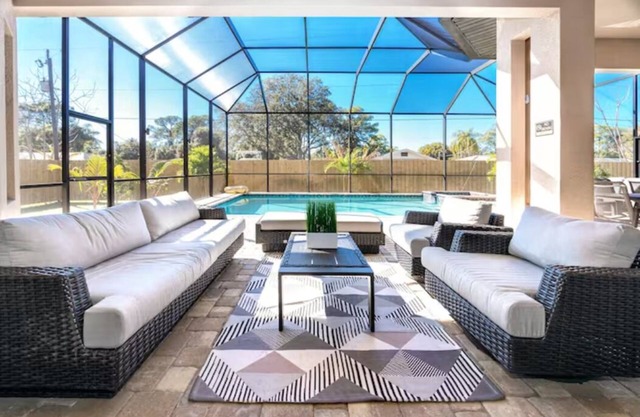 Venice 3 bedroom contemporary home with pool/spa and close to beautiful beaches