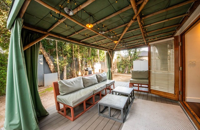 Venice Studio With Outdoor Cabana Studio Bedroom Apts by RedAwning