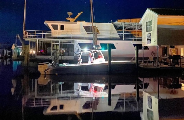 Venice Villa - 3 bedroom 2.5 bath houseboat next to parking lot!
